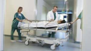Affe hade klarat sig med livet i behåll. Patient i dropp ligger på bår, rullas fram av läkare