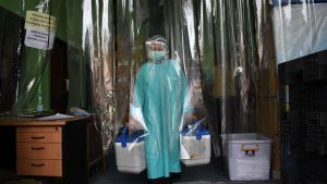 Det kinesiska vaccinet Sinovac bärs ut från ett kylrum i Bandung 13.1.2021 Det kinesiska vaccinet Sinovac bärs ut från ett kylrum i Bandung 13.1.2021