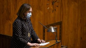 Anne-Mari Virolainen gillar EU men tycker att stödpaketet är dåligt. Anne-Mari Virolainen i riksdagen.
