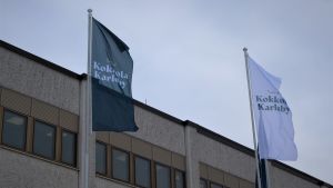 I Karleby kan elever söka till en sekundär skola. Flaggor utanför stadshuset i Karleby.