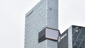De största privatföretagen har uppfört pompösa högkvarter. Skyskrapan inhyser internetbolaget Tencent som har utvecklat bland annat Kinas motsvarighet till WhatsApp, mobilapplikationen WeChat. En väldig skyskrapa i Kina