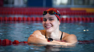 Ida Hulkko är redo för nya topptider i Budapest. Ida Hulkko ler under simträningar i Tammerfors.