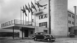 Det ursprungliga Pohjanhovi-hotellet i Rovaniemi blev klart 1936, men finns inte längre kvar. Det ursprungliga Pohjanhovi-hotellet i Rovaniemi blev klart 1936, men finns inte längre kvar.