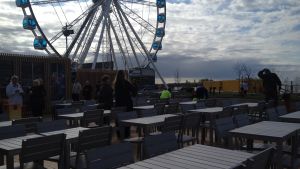 Redan 2014 ordnade Korjaamo Group ett popup-kafé bredvid pariserhjulet där Helsinki Allas ska byggas. Korjaamo Group öppnar ett pop up-café där havsbadet Allas är tänkt att byggas på Skatudden.