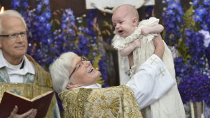 Ärkebiskop Antje Jackelén och prinsen som var lite missnöjd under en del av ceremonin. Prins Nicolas döptes på söndagen den 11 oktober.