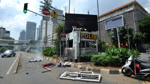 Förödelse utanför en polispostering. Förödelse efter explosioner i centrala Jakarta, Indonesien.