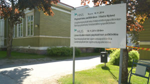 En stor del av psykiatrin i Västnyland finns i den gamla sjukvårdsskolan på Raseborgsvägen. Avdelningen för barn finns dock på Ekåsens område. En skylt där det står information om psykiatriska polikliniken i Västra Nyland.