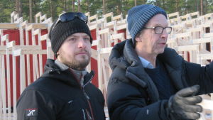 Sebastian Sjöblom och Erik Pöysti skissar på scen och ljus och ljud. Sebastian Sjöblom och Erik Pöysti i Harparskog