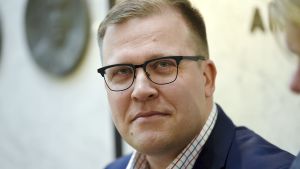 Jussi Eronen sade upp sig från Yle eftersom han tyckte att han inte längre kunde följa journalistreglerna i sitt jobb. Jussi Eronen har glasögon, kort rågblont hår och är klädd i rutig skjorta och blå blazer.