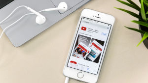 Kanalerna är idag många att ge ut sin musik. En smarttelefon med hörlurar ligger på ett bord bredvid en bärbar dator.