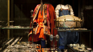 De kläder vikingar bar i vardagen och de som följde med i graven skilde sig åt rätt mycket. Ofta dekorerades de döda i utsökta sidendräkter. samling med vikingasmycken och dräkter
