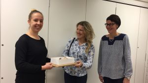 Lilly Thomander (till vänster) lämnar in sitt bidrag till Hanna Mehtonen-Rinne och Cathina Wretdal-Lindström på bildningskansliet. Lilly Thomander lämnar in sitt bidrag till Hanna Mehtonen-Rinne och Cathina Wretdal-Lindström på bildningskansliet.