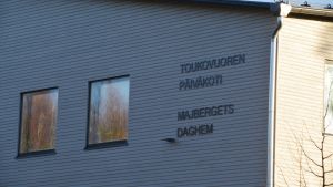 Lokalerna i Majbergets daghem är planerade för ett skiftesdaghem. De tidigare husen har inte på samma sätt kunnat ta i beaktande exempelvis att barnen sover sin nattsömn där. Det halvfärdiga Majbergets daghem i Borgå.