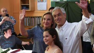 Sebastián Piñera med sin hustru Cecilia Morel i en vallokal i Santiago på söndagen. Sebastián Piñera med sin hustru Cecilia Morel i en vallokal i Santiago på söndagen.