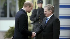 President Niinistö tar emot prins William utanför presidentslottet i Helsingfors. President Niinistö tar emot prins William utanför presidentslottet i Helsingfors.