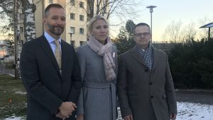Ulf Stenbacka och Marina Kinnunen från Vasa sjukvårdsdistrikt samt Mikael Snellman från Lemminkäinen. Ulf Stenbacka, Marina Kinnunen och Mikael Snellman på sjukhusområdet i Vasa.
