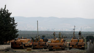 Turkiska soldater i stridsvagnar och bepansrade fordon har intagit ställningar vid gränsen mellan Syrien och Turkiet Turkiska soldater i stridsvagnar och bepansrade fordon har intagit ställningar vid gränsen mellan Syrien och Turkiet