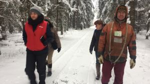 Aktivisterna patrullerar i skogen Skogsaktivister partullerar dagligen i skogen.