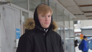 Skoleleven Mattias Kewin tycker att man borde få vänta inomhus när det är vinter och kallt. Skolelev Mattias Kewin väntar på bussen.