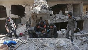 Skadade får hjälp efter bombningar i östra Ghouta. 
