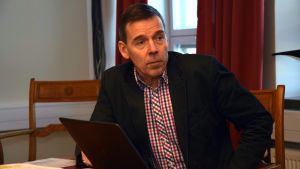 Skatteinkomsterna ökade i Hangö i fjol, men statsandelarna sjönk litet, säger stadskamrer Juha Kuittinen. Porträttbild av Juha Kuittinen.