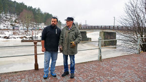 Ilker Güzel och Martin Nybergh kastade livbojen i vattnet och höll upp humöret på personen som gick genom isen i väntan på räddningsverket. Ilker Güzel och Martin Nybergh