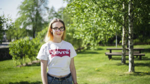 Venla Ojala hör till de allt fler unga kvinnor som lider av utdragen smärta. Venla Ojala, som lidit av hårda smärtor sedan en ung ålder.