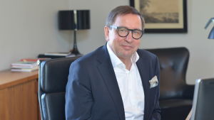 Lasse Svens, vd för Stiftelsen för Åbo Akademi. Lasse Svens, skattmästare på Stiftelsen för Åbo Akademi sitter vid sitt skrivbord