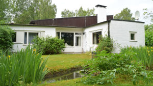 Också trädgården planerades av Alvar Aalto. egnahemshus med trädgård och damm