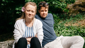 Silloin en ole yksin -kuunnelman näyttelijät Ella Mettänen ja Antti Tiensuu. Silloin en ole yksin -kuunnelman Ella Mettänen ja Antti Tiensuu yhteiskuvassa.