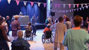 Det finns rum också för människor med rullstol eller rollator att delta på discot. Seniordisco på konstfabriken.