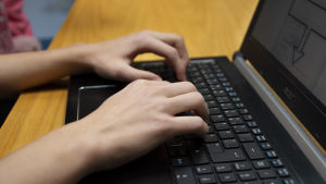 I höst blir studentexamensproven i fysik och kemi digitala. Våren 2019 är det matematikprovens tur att digitaliseras. Någon som skriver på en bärbardator