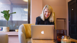 Kommunikatören Linn Jung tycker kandidaterna borde ha varit mer personliga på sociala medier. Linn Jung vid sin dator