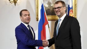 Dmitrij Medvedev här tillsammans med Finlands statsminister Juha Sipilä (C). Rysslands premiärminister Dmitrij Medvedev (till vänster) och Finlands statsminister Juha Sipilä skakar hand i Helsingfors den 26 september 2018.