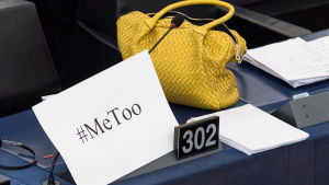 EU-parlamentsledamot i Strasbourg ville ta ställning mot sexuella trakasserier. Plats vid EU-parlamentet med metoo-skylt.