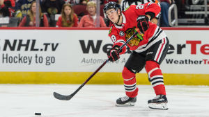 Henri Jokiharju har tagit en stabil plats i Chicago Blackhawks spelande trupp. Henri Jokiharju i Chicago Blackhawks tröja.