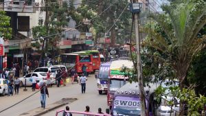 En av Lundbergs visioner är att introducera mer cykling i Nairobi, där trafiken domineras av fotgängare och bussar. Bussar och fotgängare på gatan i Nairobi.