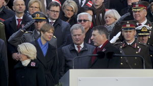 Finlands president Sauli Niinistö följde med militärparaden tillsammans med sin estniska kollega president Kersti Kaljulaid och den lettiske värden president Raimonds Vejonis Estlands, Finlands och Lettlands presidenter följer med militärparaden under Lettlands 100-årsdag