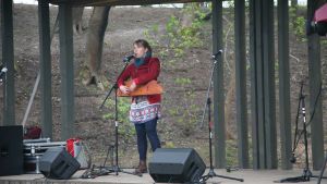 Mari Kalkun är hemma från Vôrumaa i södra Estland. Den estniska folkmusikern Mari Kalkun på Prima Vista-festivalen i Tartu 2015.