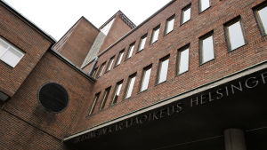 Ärendet behandlas i Helsingfors tingsrätt i dag på tisdag och nästa veckas onsdag.. Helsingfors tingsrätt.
