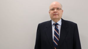 Peter Lund som är professor i teknisk fysik vid Aalto-universitetet har länge följt med diskussionen om energiproduktionen i huvudstadsregionen. Professor i teknisk fysik vid aalto-universitetet, Peter Lund.