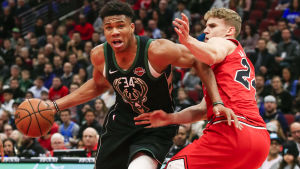 Matchens profiler Markkanen och Antetokounmpo i hård duell. Markkanen och Antetokounmpo i hård kamp.