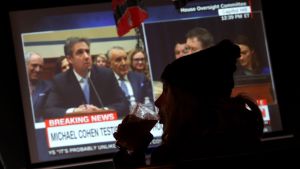 -Felanvända pengar, inte intressant för amerikanerna, sa republikanerna om utskottförhöret. Åtminstone på den här puben stod tv:n på. -Politisk teater som inte intresserar amerikanerna, sa republikanerna. Bilden visar kvinna med ölglas, på en pub där utfrångingen visas på tv.