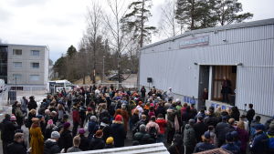 Människor samlades vid moskén på söndagseftermiddagen. Folk samlade vid moskén i Mellungsbacka.