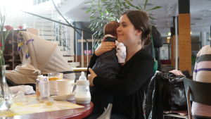 Elisabeth talar idag svenska med en lätt brytning som gör att exempelvis personer från Östnyland tror att Elisabeth kommer från Österbotten- eller tvärtom. Elisabeth Glatz sitter vid enn cafébord med sin baby i famnen