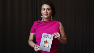 Camilla Läckberg, här med sin nya deckare som är väldigt populär på biblioteken just nu. Camilla Läckberg poserar med sin bok En bur av guld