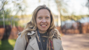 Gerd Norrgård kom med den ursprungliga projektidén. Porträtt på en kvinna. Hon ser in i kameran. Hon står utomhus. Det ser ut som en vårkväll.