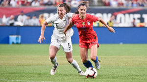 Alex Morgan kan bli tidernas främsta målskytt i ett gruppspel. Alex Morgan med bollen.