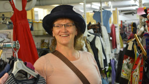 Satu Mattila hittade en rolig hatt! Kvinna på en loppmarknad iklädd en rolig hatt.