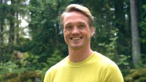 I filmen spelar Christian Hillborg den svenska Hollywood-skådespelaren Mikael som man driver med i filmen. – Det känns jättekul. Det bjuder jag på! Bild på svenska skådespelaren Christian Hillborg.